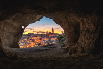 可以俯瞰城市的棕色洞穴